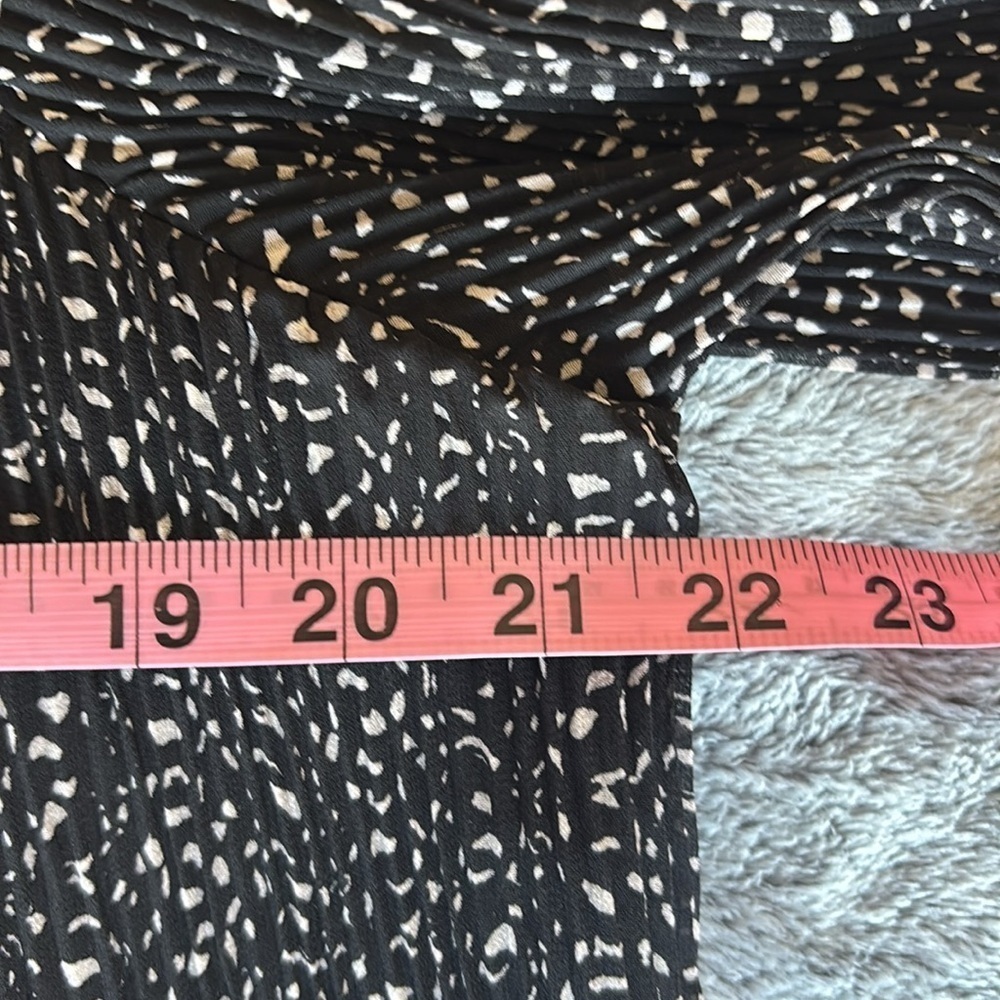 DR2 by Daniel Rainn Crew Neck Pleat Top in Black Size Large EUC - Picture 6 of 7